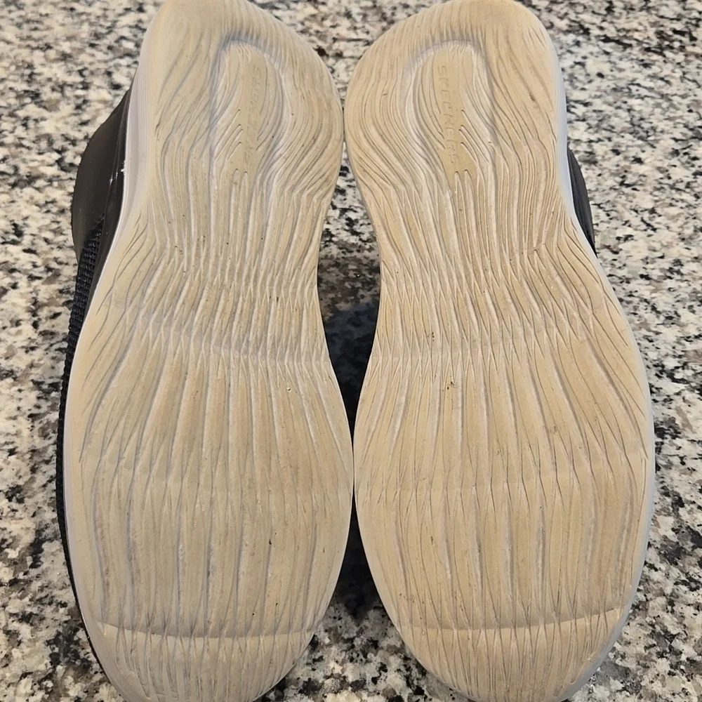 SKECHERS STREETWEAR MEMORY FOAM MEN'S SLIP-ON SNEAKER. SIZE 9.5